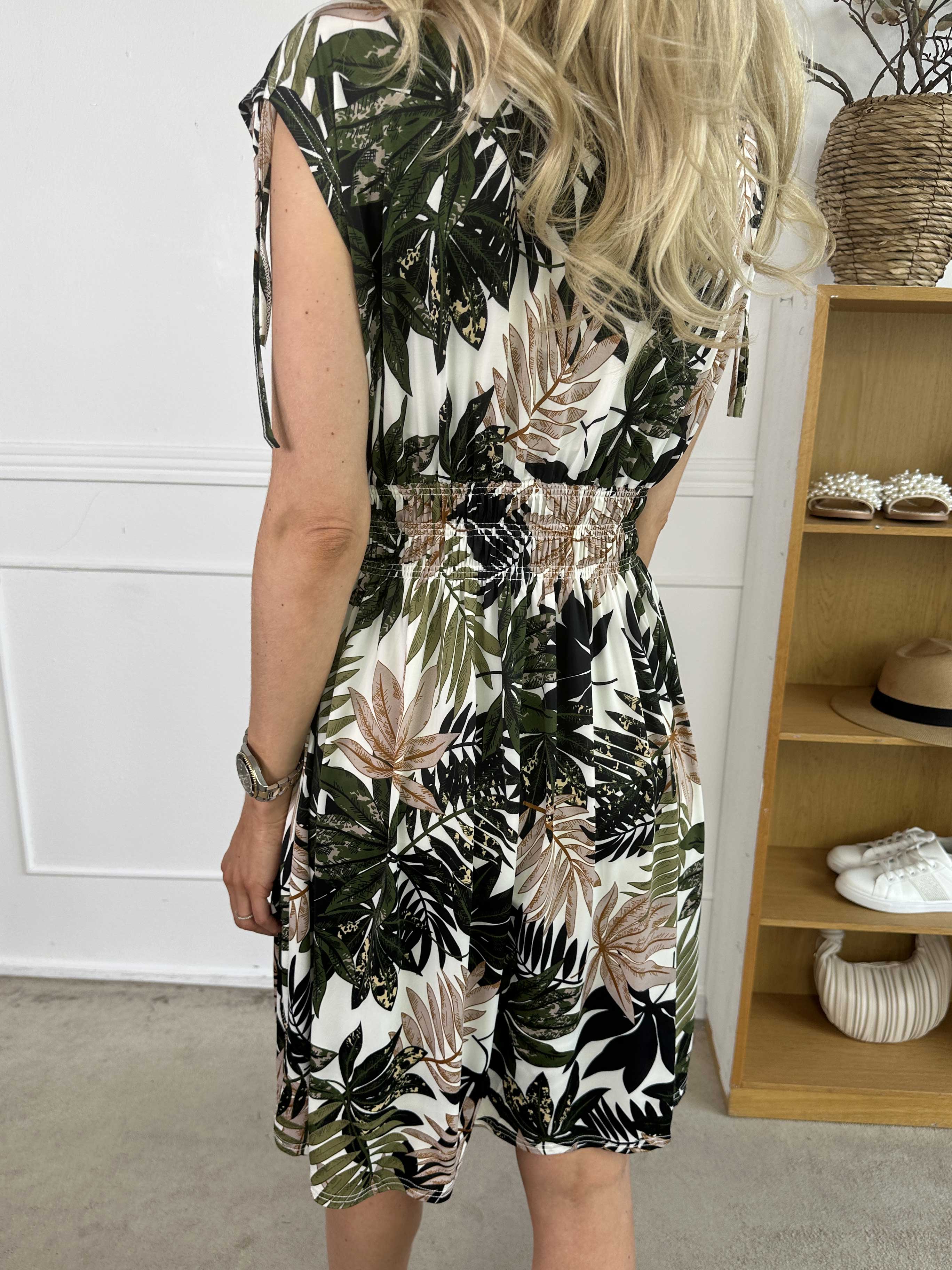 Pams Leaf Short - Kort klänning med resår i skrynkelfritt tyg